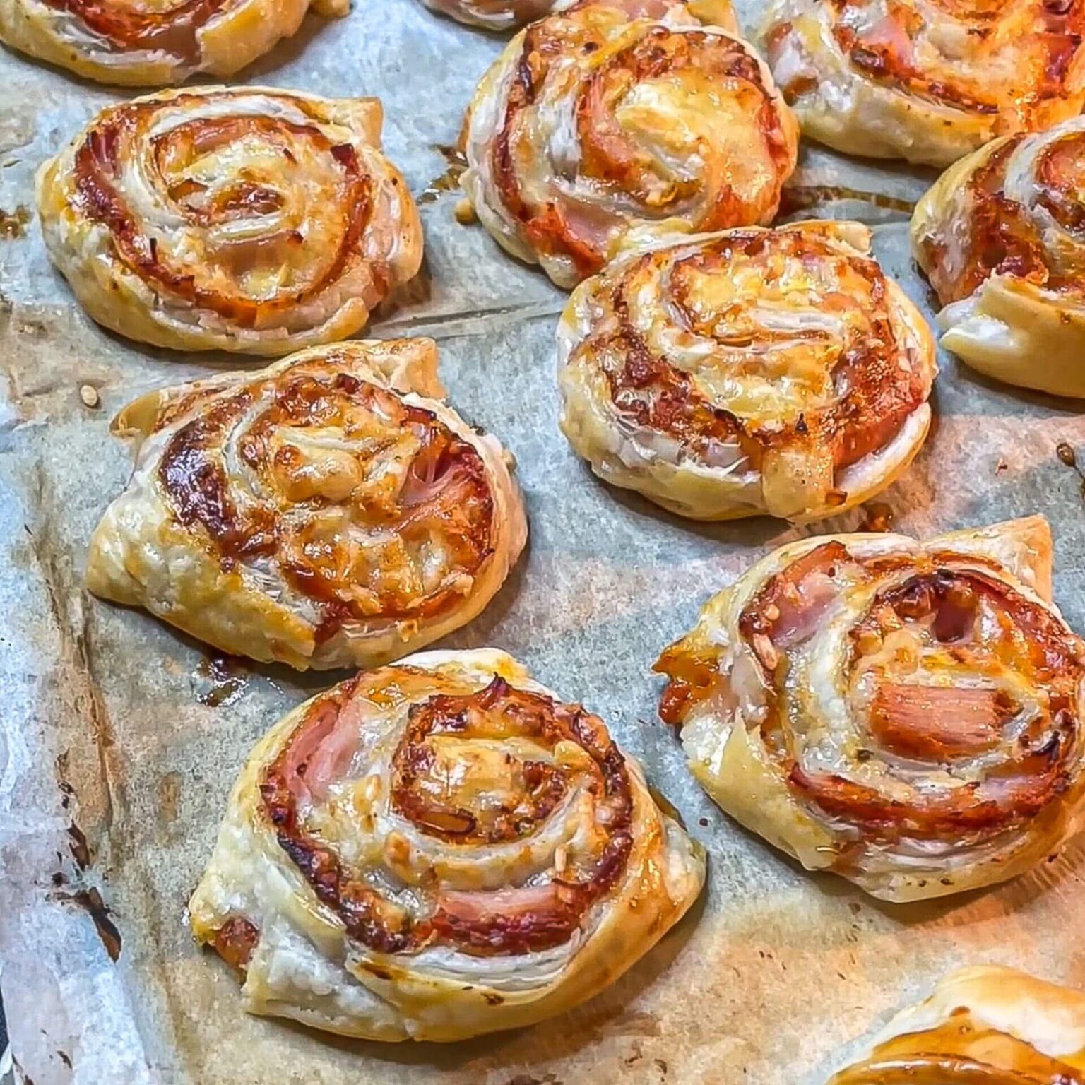 Bl Tterteig Pizzaschnecken Mit Schinken K Se F Llung Einfaches Zutaten Rezept Lukas Haselberger